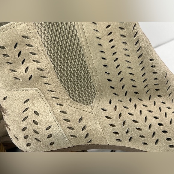 Toms | Women's Majorca Peep Toe Perf Suede Desert Taupe Size 6 - Picture 9 of 11